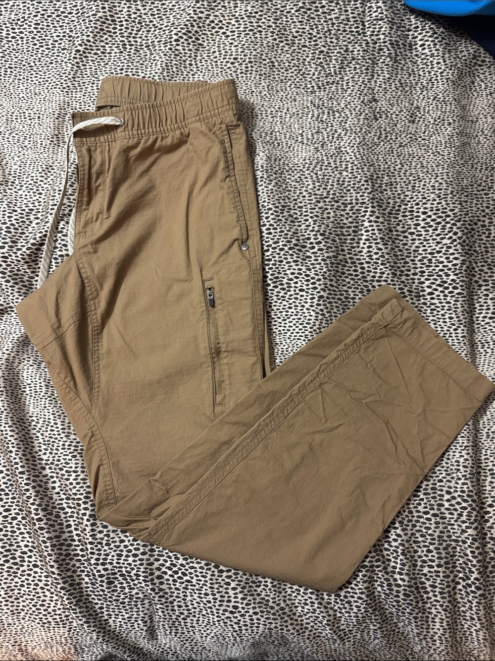 Vuori Men's Tan Drawstring Joggers with Zip Pockets